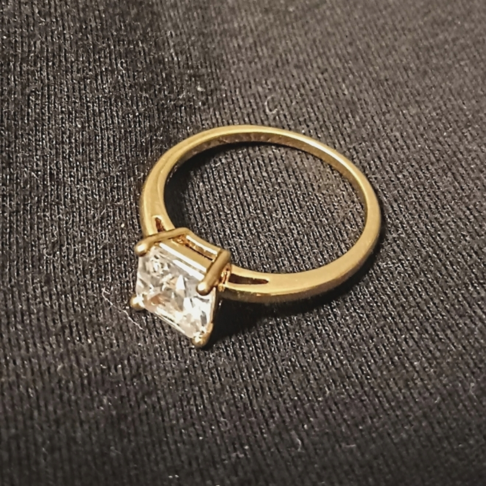 Nataliya V Collister ring,size 11 gold in color with diamond.